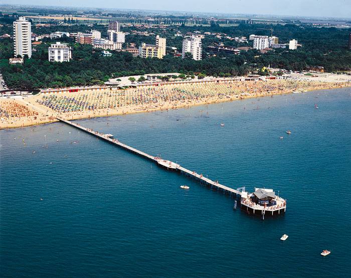 pontile sul mare e spiaggia